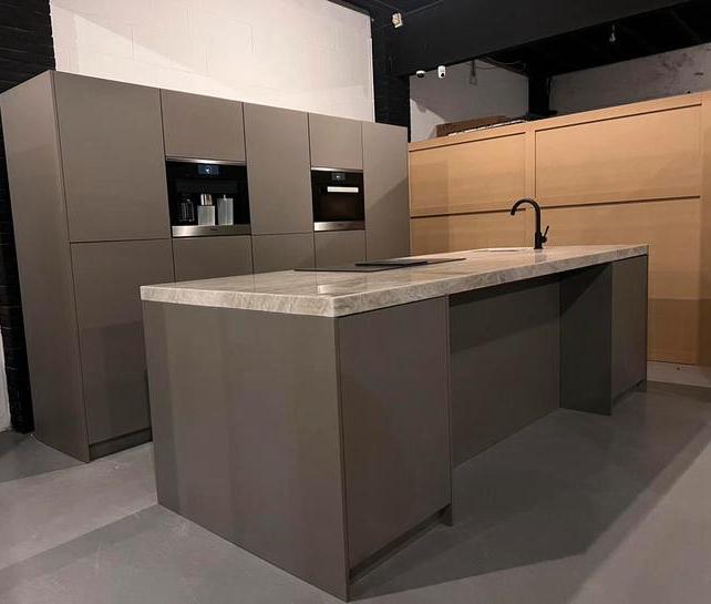 Zeer exclusieve miele showroom keuken met kookeiland, Huis en Inrichting, Keuken | Complete keukens, Nieuw, Overige typen, Overige kleuren