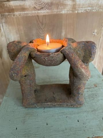 Terracotta waxine houder Mexico. Twee mannen met schaal.    beschikbaar voor biedingen