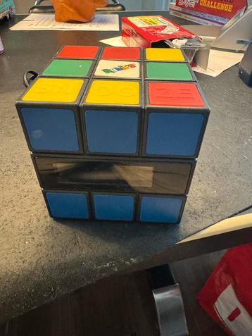 RUBIKS wekker radio beschikbaar voor biedingen