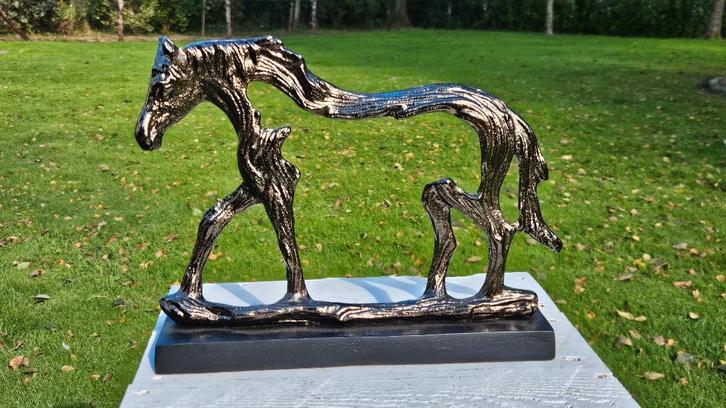EEN ALUMINIUM SCULPTUUR VAN EEN PAARD / pony, Verzamelen, Dierenverzamelingen, Nieuw, Beeldje of Figuurtje, Paard, Ophalen of Verzenden