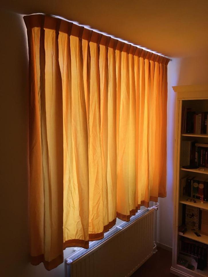 Mooi en sfeervol okergeel gordijn (L. 165 x B. 195 cm.), Huis en Inrichting, Stoffering | Gordijnen en Lamellen, Gebruikt, 150 tot 200 cm