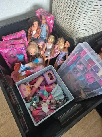 Nette diverse poppen én kleertjes én veel accessoires!!  beschikbaar voor biedingen