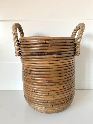 Rieten Mand met Touw Handvatten van der leden beschikbaar voor biedingen