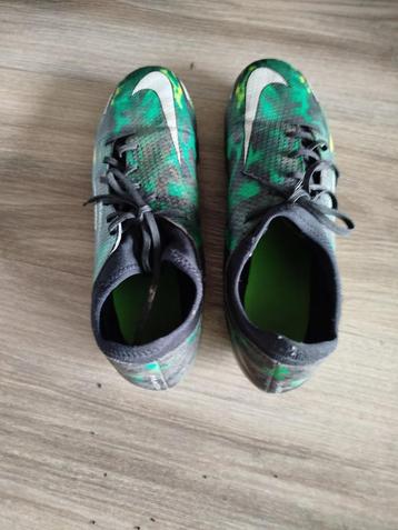 Prachtige mooie kleurrijke jongens voetbalschoenen. Maat 43 beschikbaar voor biedingen