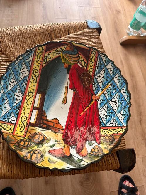 Antieke Schaal met Man en Schildpadden Motief, Handbeschilde, Antiek en Kunst, Antiek | Schalen, Ophalen of Verzenden