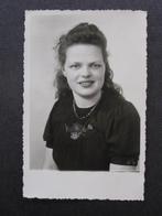 Foto DE LEEUW, Kollum: Portret Jonge vrouw; ca 1940, Verzamelen, Foto's en Prenten, Gebruikt, Ophalen of Verzenden, Foto, Voor 1940