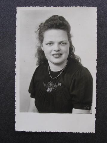 Foto DE LEEUW, Kollum: Portret Jonge vrouw; ca 1940 