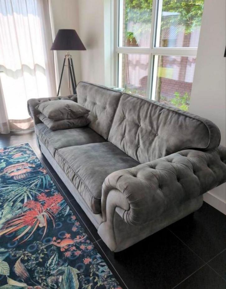 Chesterfield bank - Casey, van Haros, Huis en Inrichting, Banken | Bankstellen, Zo goed als nieuw, Driepersoons, 250 tot 300 cm