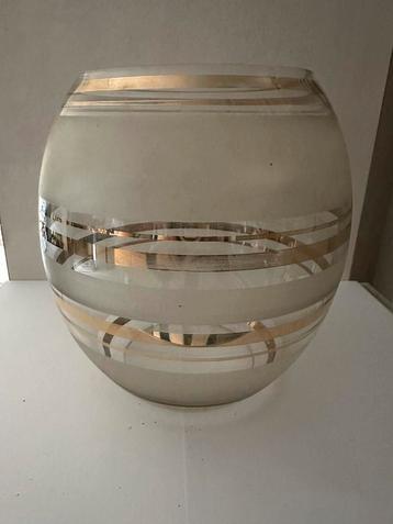 Glazen vaas groot mat, helder en 4 goudranden beschikbaar voor biedingen