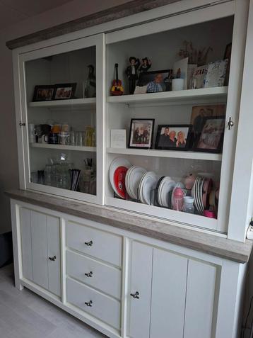 Mooie Vitrinekast/Dressoir met Verlichting beschikbaar voor biedingen