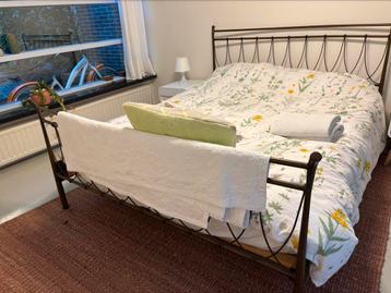 Twee persoonsbed inclusief matrasssen 160x200 beschikbaar voor biedingen