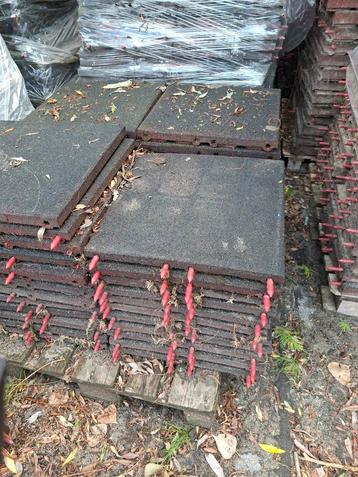 Rubberen tegels 50x50x4.5 cm staltegels stalmatten speeltuin beschikbaar voor biedingen