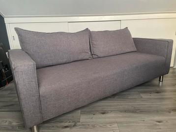 Grijze 3-zits bank in goede staat beschikbaar voor biedingen