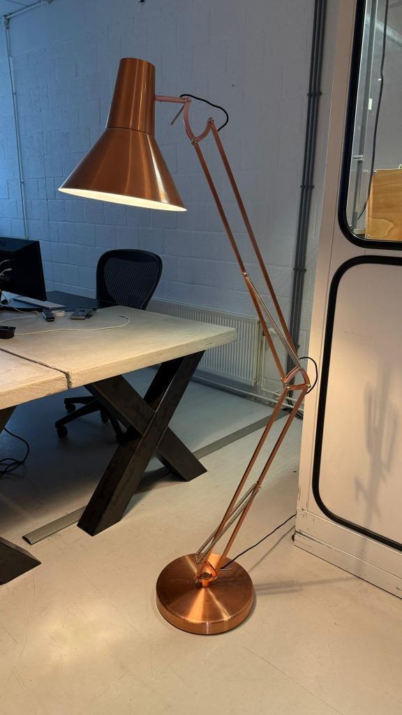 Oversized Copper Adjustable Floor Lamp – Industrial Style, Huis en Inrichting, Lampen | Vloerlampen, Zo goed als nieuw, 150 tot 200 cm