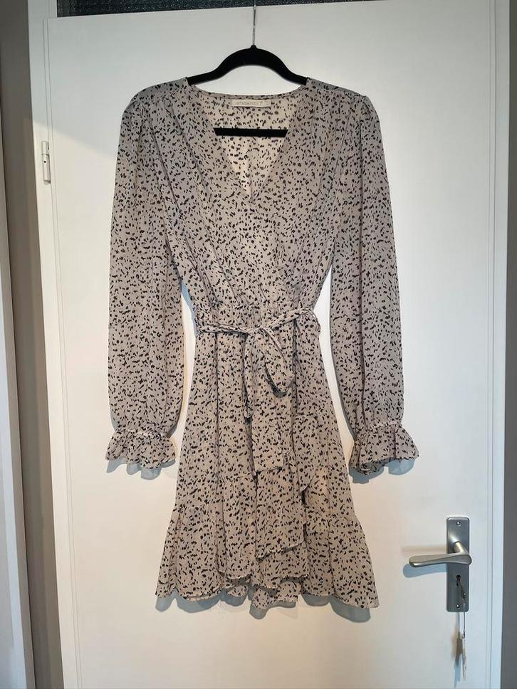 beige zwart herfst print ruffle jurk dress mt L, Kleding | Dames, Jurken, Zo goed als nieuw, Maat 42/44 (L), Beige, Knielengte