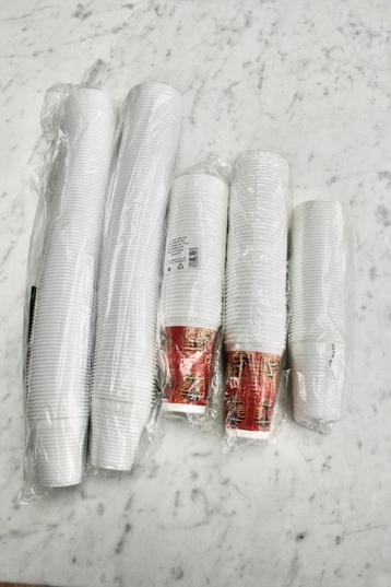 Plastic bekertjes  323 stuks wit en gekleurd beschikbaar voor biedingen
