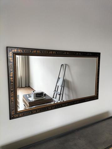 Grote rechthoekige spiegel met sierlijke lijst beschikbaar voor biedingen