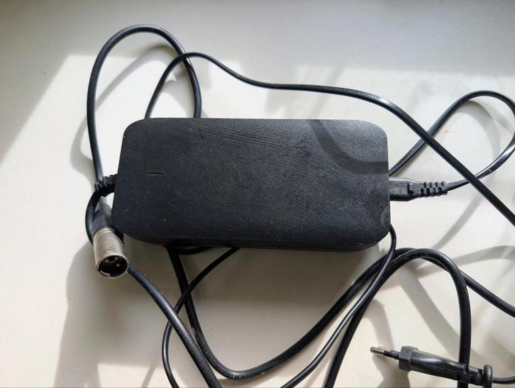 24V Fietsaccu Oplader zgan, Fietsen en Brommers, Fietsaccessoires | Fietsaccu's, Zo goed als nieuw, Ophalen of Verzenden