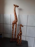 Twee houten giraffen., Ophalen