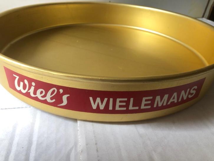 Een heel oud metalen dienblad van Wiel's Wielemans bier., Verzamelen, Biermerken, Gebruikt, Reclamebord, Plaat of Schild, Overige merken