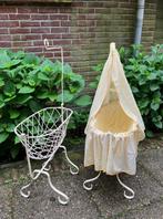 Twee antieke, identieke, smeedijzeren schommelpoppewiegjes, Ophalen