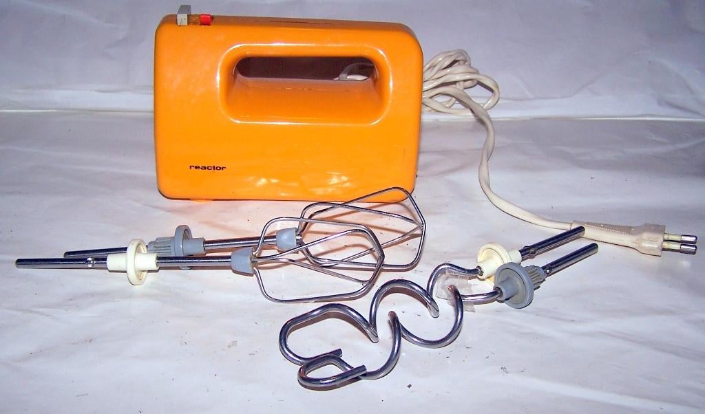 Mooie vintage oranje Reactor(Hema) keukenmixer. Complete set, Minder dan 1 liter, Ophalen of Verzenden, Zo goed als nieuw, 3 snelheden of meer