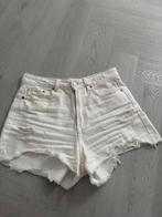 Leuke witte spijkershort van Stradivarius mt 36, Wit, Ophalen of Verzenden, Zo goed als nieuw, W28 - W29 (confectie 36)