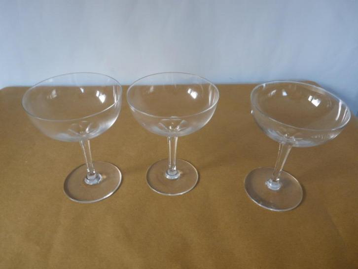 3 mooie cocktail champagne glazen  ijscoupe met parelrand, Verzamelen, Glas en Borrelglaasjes, Zo goed als nieuw, Overige typen
