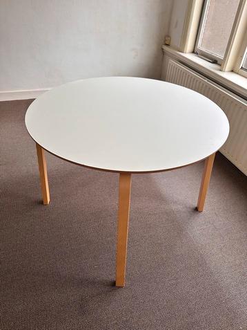 Ronde tafel met houten poten beschikbaar voor biedingen