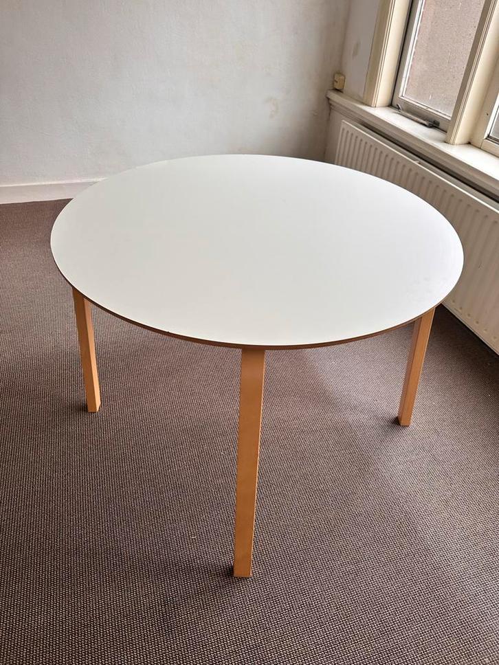 Ronde tafel met houten poten, Huis en Inrichting, Tafels | Eettafels, Gebruikt, 100 tot 150 cm, Vier personen, Rond, Overige houtsoorten