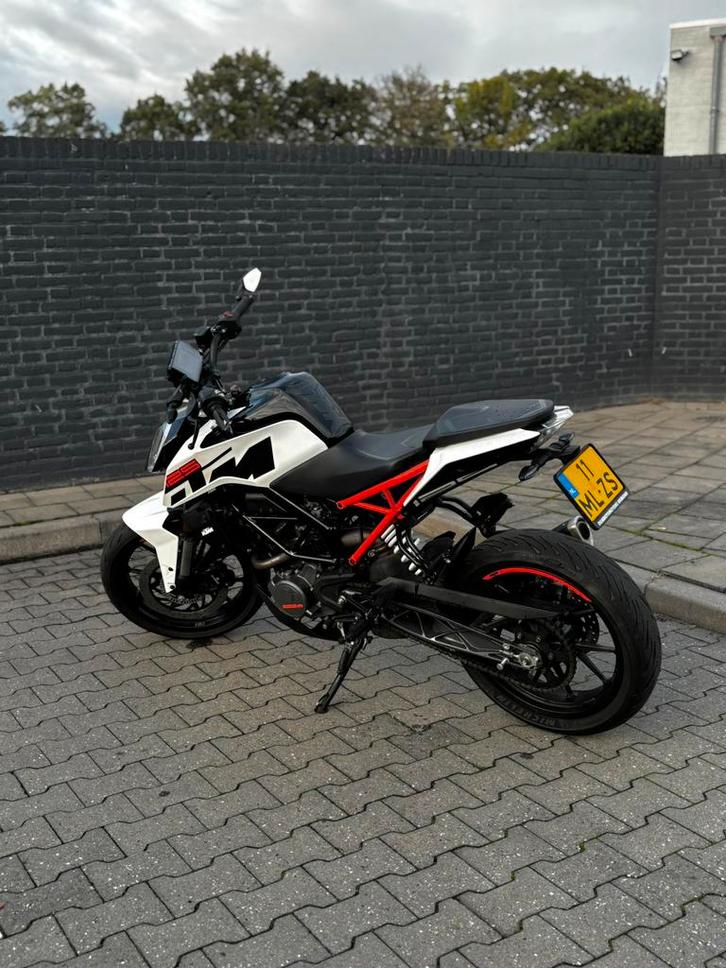 KTM Duke 125 – Wit – 28.130 km, Motoren, Motoren | KTM, Particulier, Naked bike, 11 kW of minder, 1 cilinder, Minimaal motorrijbewijs A1