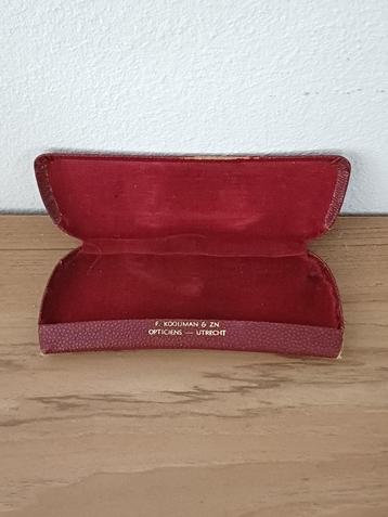 Oude brillenkoker  beschikbaar voor biedingen