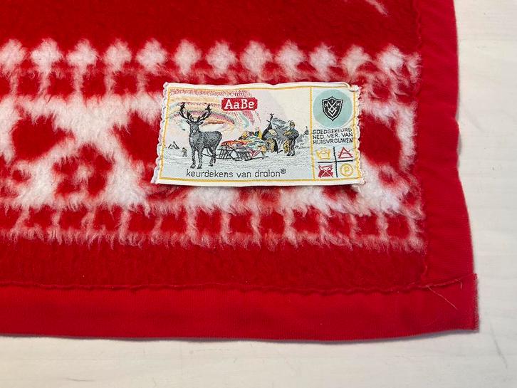 AaBe Dralon babydekentje rood met wit met paarden + bloemen, Huis en Inrichting, Woonaccessoires | Plaids en Woondekens, Zo goed als nieuw