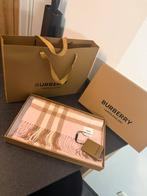 Licht roze burberry London sjaal nieuw met verpakking, Ophalen of Verzenden, Nieuw, Maat 46/48 (XL) of groter, Sjaal