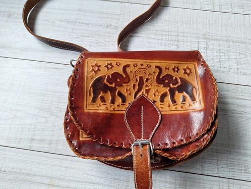 Tas leer olifant Sri Lanka, Sieraden, Tassen en Uiterlijk, Tassen | Schoudertassen, Zo goed als nieuw, Bruin, Leer, Ophalen of Verzenden
