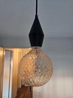 Hanglamp met rosé kleurige bol, warm licht, Huis en Inrichting, Lampen | Kroonluchters, Ophalen of Verzenden, Zo goed als nieuw