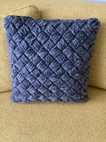 2 antracietgrijze vierkante wollen kussens beschikbaar voor biedingen