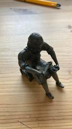 Beeldje tin? zittende tingieter, Antiek en Kunst, Antiek | Tin, Ophalen of Verzenden