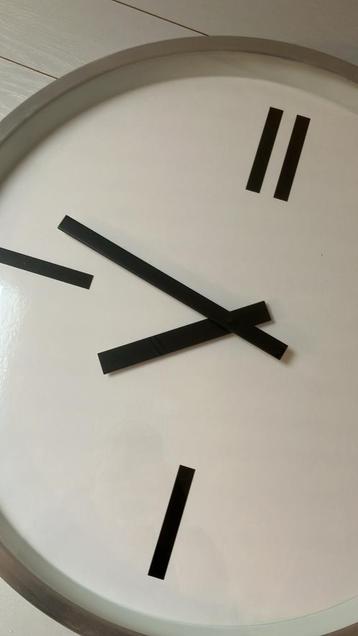 Strakke Analoge Wandklok beschikbaar voor biedingen