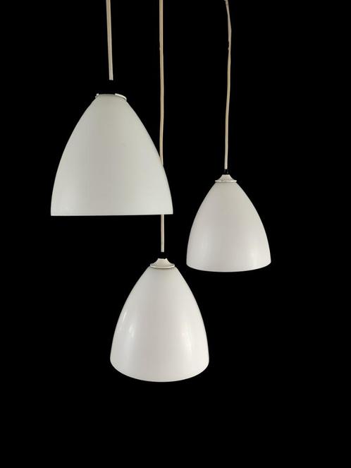 Drie prachtige vintage Scandinavisch design glazen hanglamp, Huis en Inrichting, Lampen | Hanglampen, Gebruikt, Minder dan 50 cm