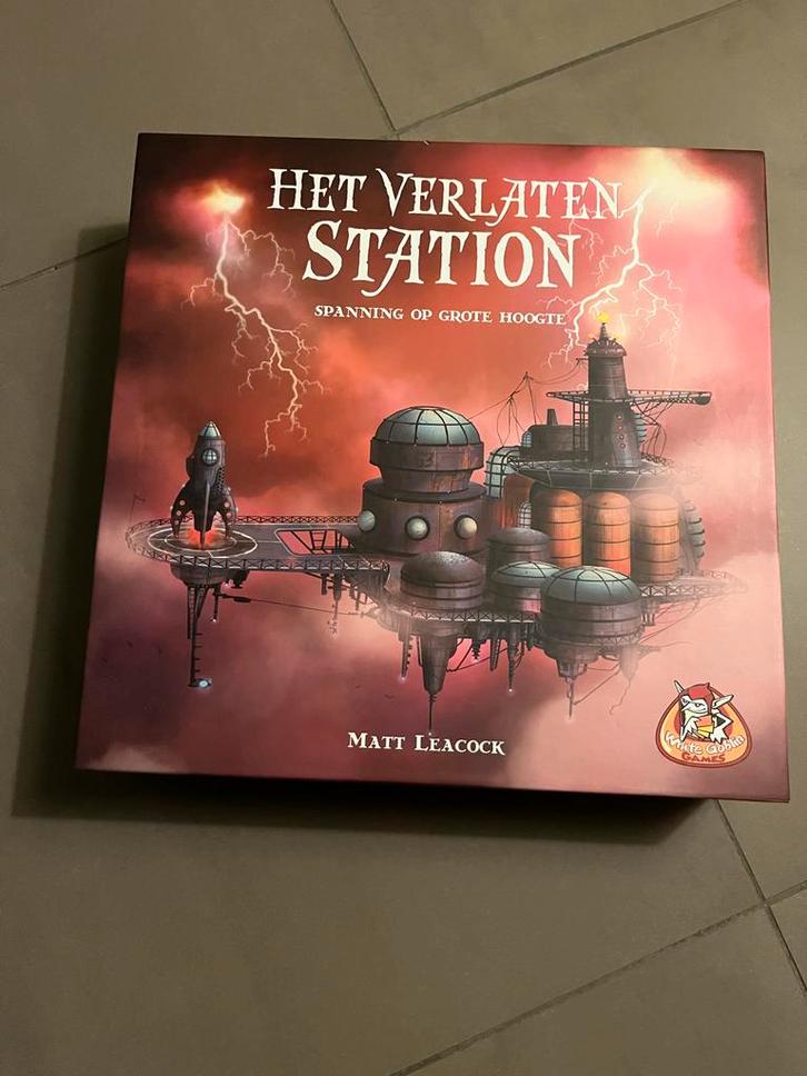Het Verlaten Station - Bordspel, Hobby en Vrije tijd, Gezelschapsspellen | Bordspellen, Zo goed als nieuw, Een of twee spelers
