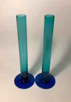 Twee mooie glazen vaasjes van blauw gekleurd glas, Huis en Inrichting, Woonaccessoires | Vazen, Blauw, Ophalen of Verzenden, Minder dan 50 cm