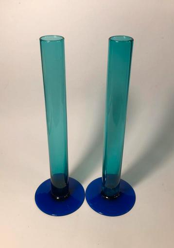 Twee mooie glazen vaasjes van blauw gekleurd glas beschikbaar voor biedingen