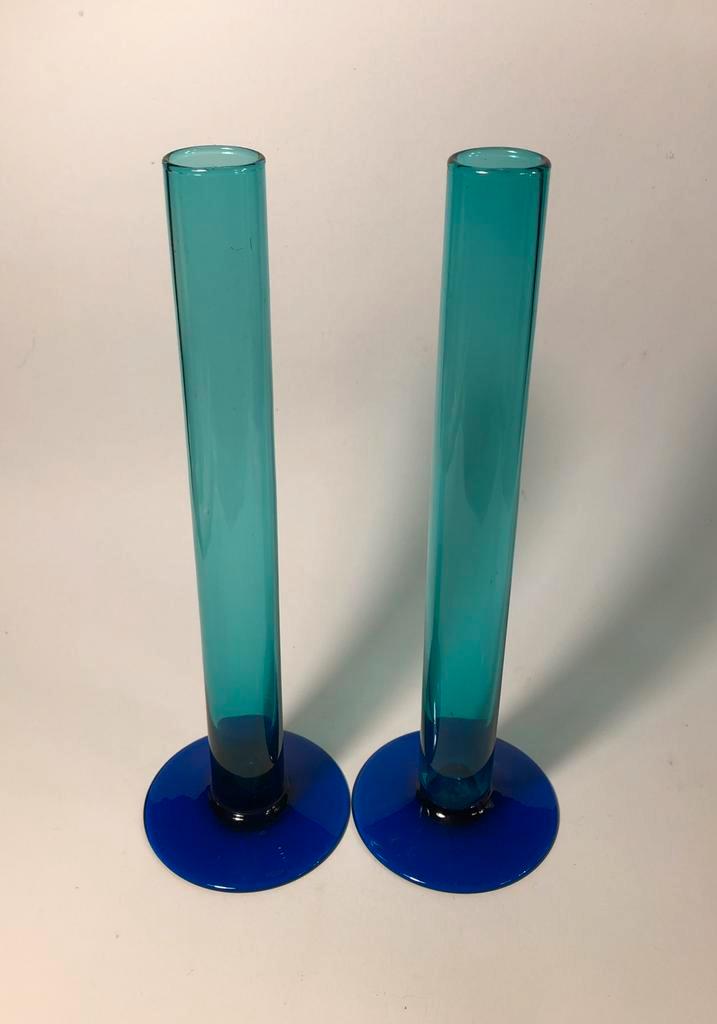 Twee mooie glazen vaasjes van blauw gekleurd glas, Huis en Inrichting, Woonaccessoires | Vazen, Zo goed als nieuw, Blauw, Minder dan 50 cm