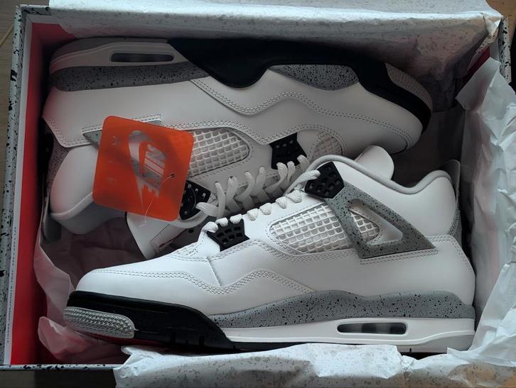 Nike Jordan 4 White Cement 2025 - Maat 45 - Nieuw!, Kleding | Heren, Schoenen, Nieuw, Sneakers of Gympen, Wit, Ophalen of Verzenden