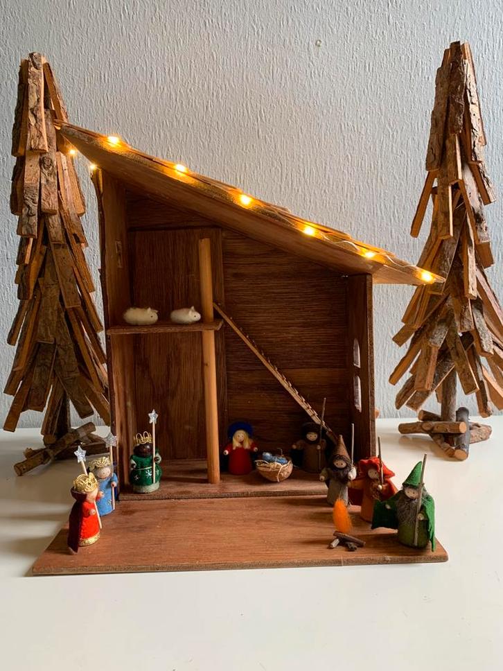 Houten Kerststal met mini Kerstgroep van Wolvilt, Hobby en Vrije tijd, Vilt, Nieuw, Figuurtje(s), Wolvilt, Ophalen of Verzenden