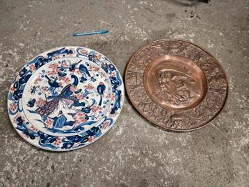 Twee decoratieve borden voor aan de muur beschikbaar voor biedingen