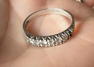 Zilveren Ring met Steentjes - 825 Zilvergehalte beschikbaar voor biedingen