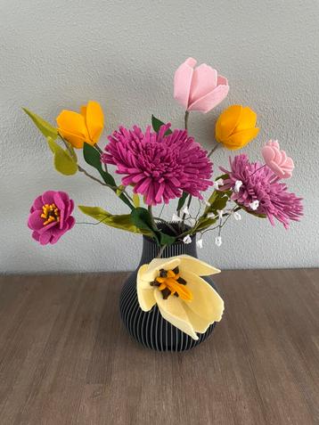 Vilt bloemen zelf gemaakt met vaas  beschikbaar voor biedingen