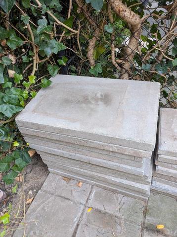 Betontegels  beschikbaar voor biedingen
